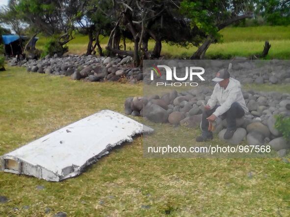 (150806) -- THE REUNION ISLAND, Aug. 6, 2015 () --  Photo taken on Jul.29, 2015, shows a piece of debris on Reunion Island. Verification had...