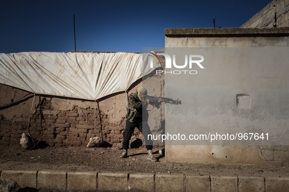 Free Syrian Army take position during clashes with regime forces in the countryside south of Aleppo in northern Syria on Novamber 14,2015. 