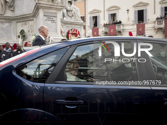 Pope Francis arrive at the statue of Virgin Mary for celebrates the annual feast of the Immaculate Conception at Piazza di Spagna (Spanish S...