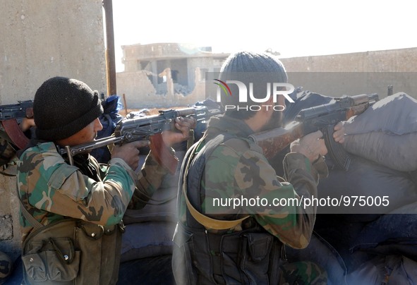 (151224) -- DAMASCUS, Dec. 24, 2015 () -- Syrian soldiers take positions in the rebel-held suburb of Daraya, west of Damascus, capital of Sy...