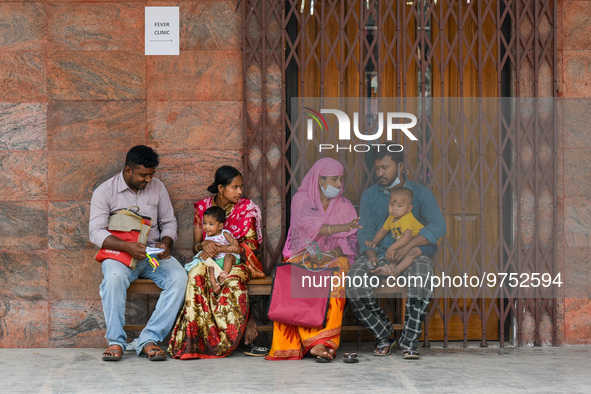 Families are seen outside a fever clinic of a hospital in Kolkata , India , on 16 march 2023 . Cases of respiratory distress in children's s...