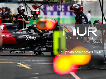 77 BOTTAS Valtteri (fin), Alfa Romeo F1 Team Stake C43, action pitstop during the Formula 1 STC Saudi Arabian Grand Prix 2023, 2nd round of...