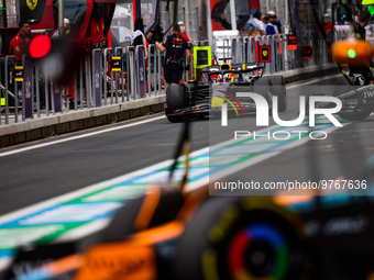 01 VERSTAPPEN Max (nld), Red Bull Racing RB19, action pitlane during the Formula 1 STC Saudi Arabian Grand Prix 2023, 2nd round of the 2023...