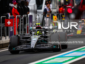 44 HAMILTON Lewis (gbr), Mercedes AMG F1 Team W14, 01 VERSTAPPEN Max (nld), Red Bull Racing RB19, action pitlane during the Formula 1 STC Sa...