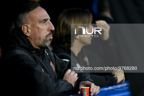 Franck Ribery of US Salernitana drinks a coffee sitting on the bench during the Serie A match between US Salernitana and Bologna FC at Stadi...