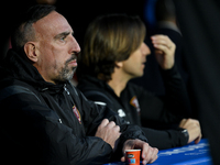 Franck Ribery of US Salernitana drinks a coffee sitting on the bench during the Serie A match between US Salernitana and Bologna FC at Stadi...