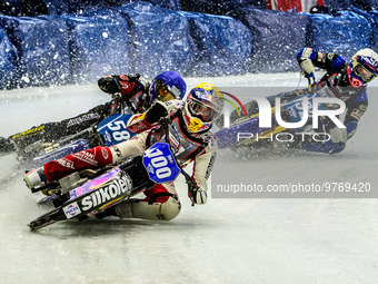 Franz Zorn (100) (Yellow) leads 
Stefan Svensson (58) (Blue) and Niclas Svensson (192) (White)  during the Ice Speedway Gladiators World Cha...