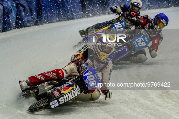 Franz Zorn (100) (Yellow) leads 
Stefan Svensson (58) (Blue) and Niclas Svensson (192) (White)  during the Ice Speedway Gladiators World Cha...